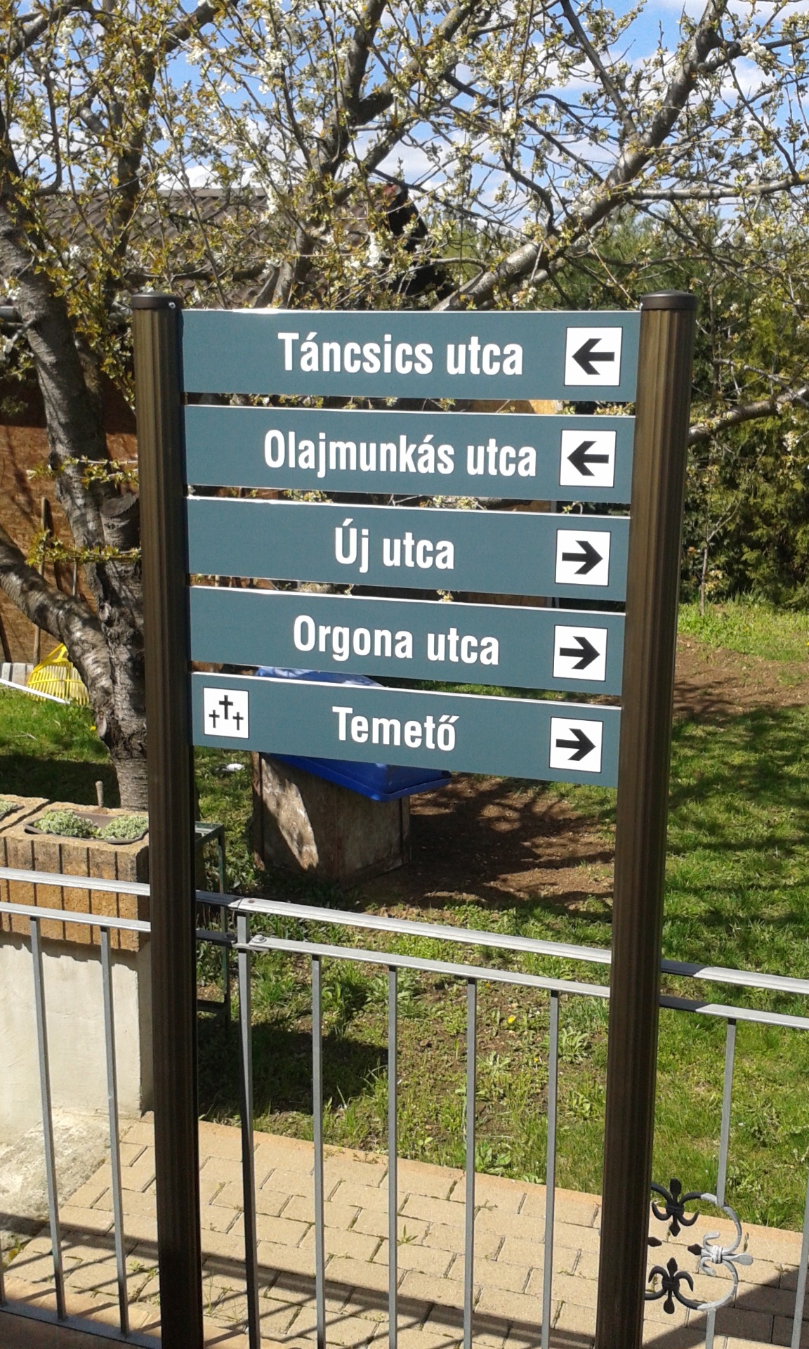 Több feliratsoros információs táblák